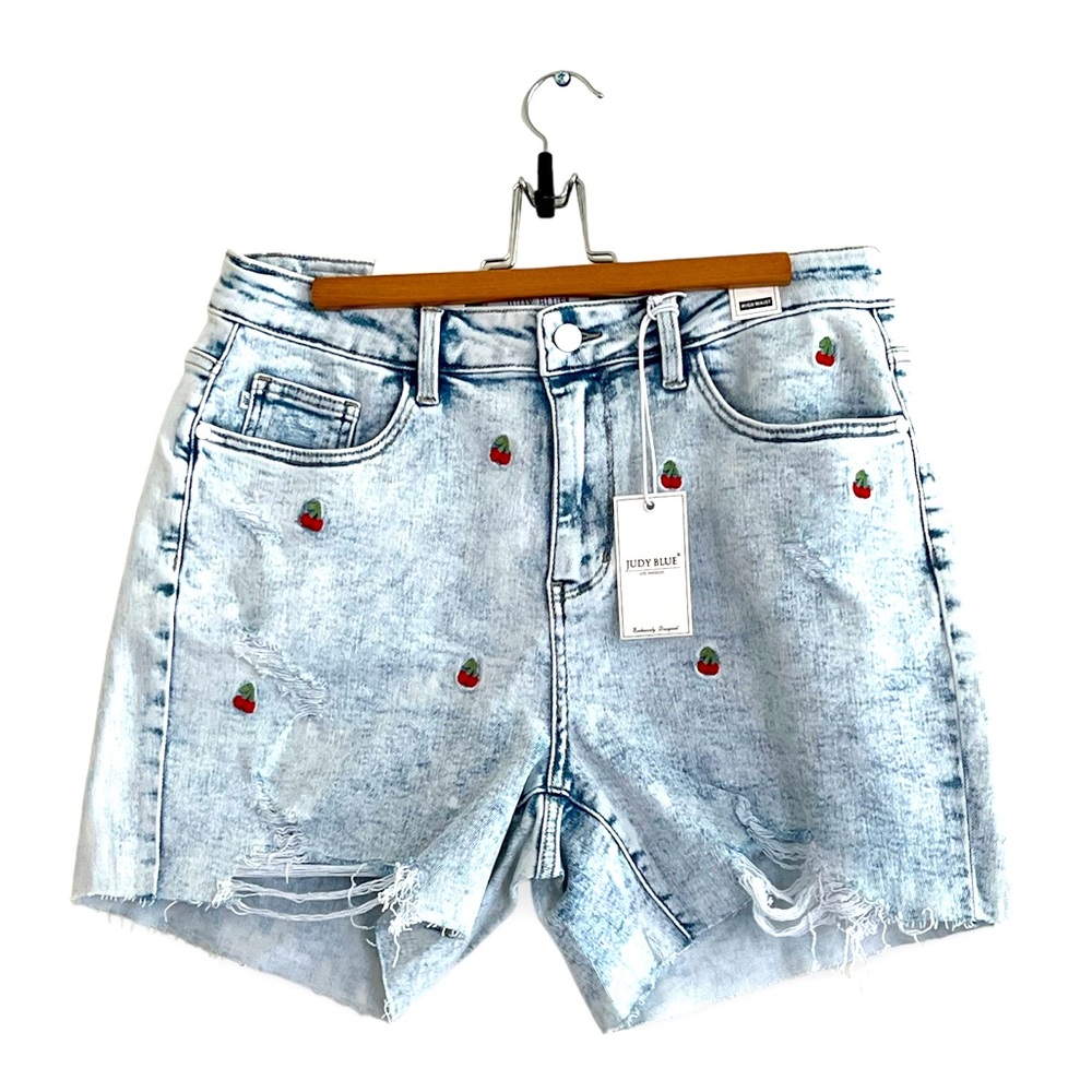 NWT Judy Blue Women’s Light Blue High-Waisted Cherry Embroidered Shorts 1XL